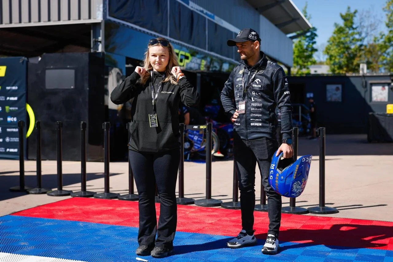 Demonstrating to the SpeedwayGP champion how the piece of filming would go.