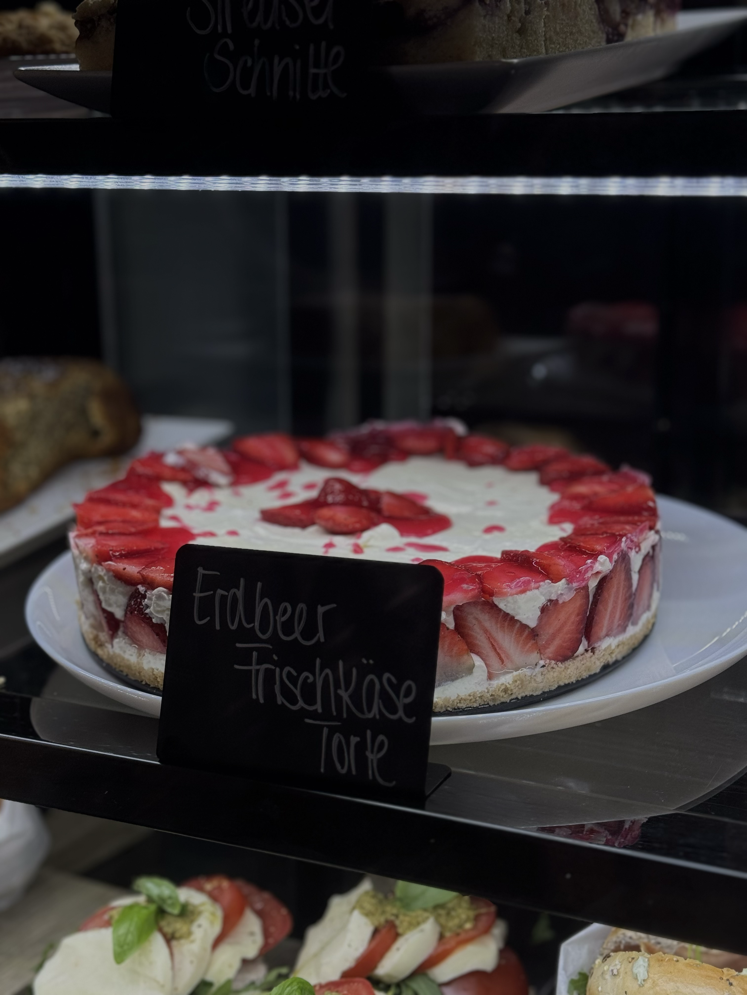 Kuchen mit Erdbeeren, Torten auf einem Display