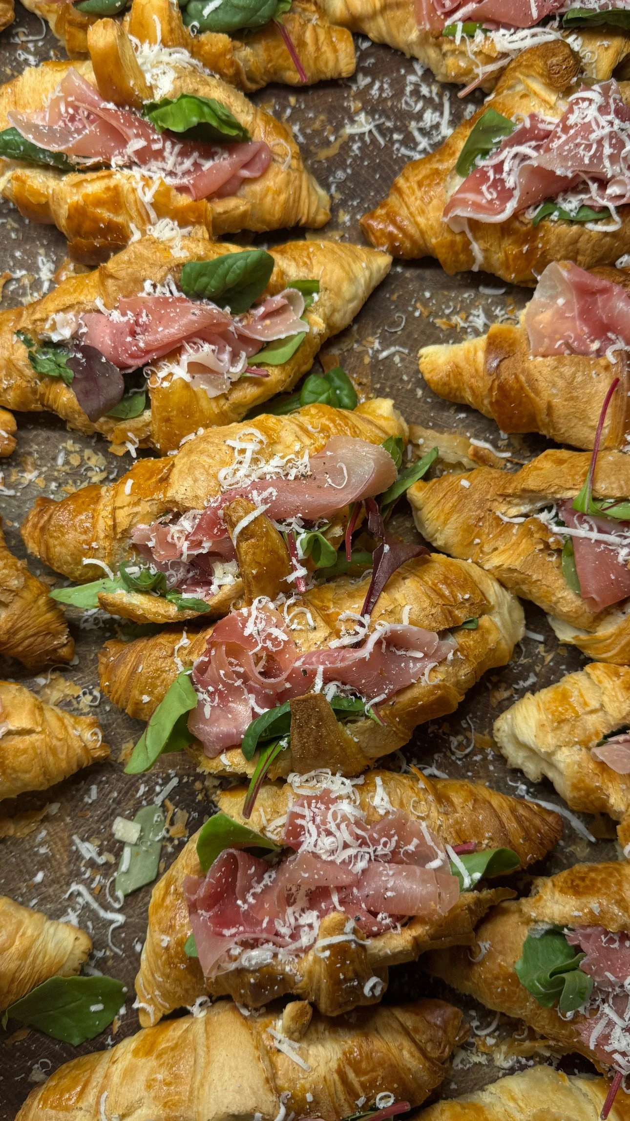 Croissants gefüllt mit Schinken, Kräutern, Salat und Käse