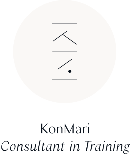 A badge showing that I completed the educational training program  which enables me to work as a KonMari consultant.