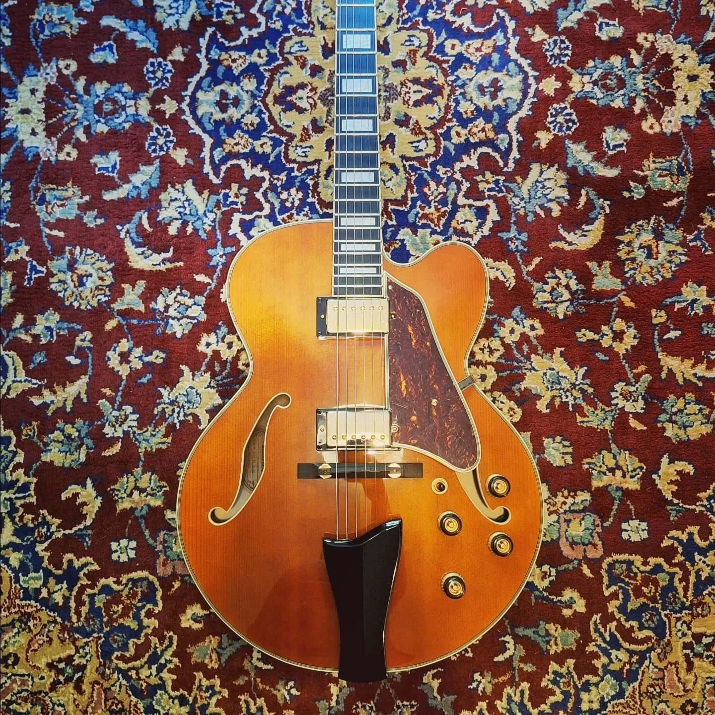 Had this nice Ibanez AF95 in for @aljohnson_guitar. It had an annoying buzz on the low-end. The fret rocker uncovered a lot of uneven frets, so it's had a level, a fret dress and a full setup.