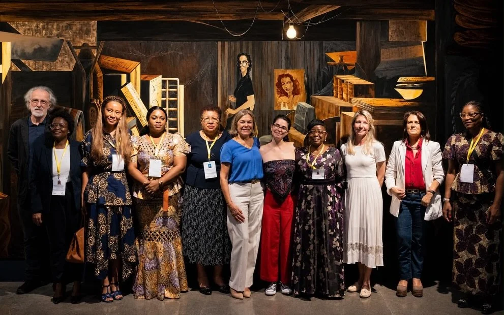 Recebemos a visita de um grupo da Rede de Mulheres Parlamentares da Assembleia Parlamentar da CPLP &agrave; exposi&ccedil;&atilde;o S&oacute;t&atilde;o, de Beatriz Narciso, patente na Sociedade Nacional de Belas Artes.

A visita integrou o encontro s