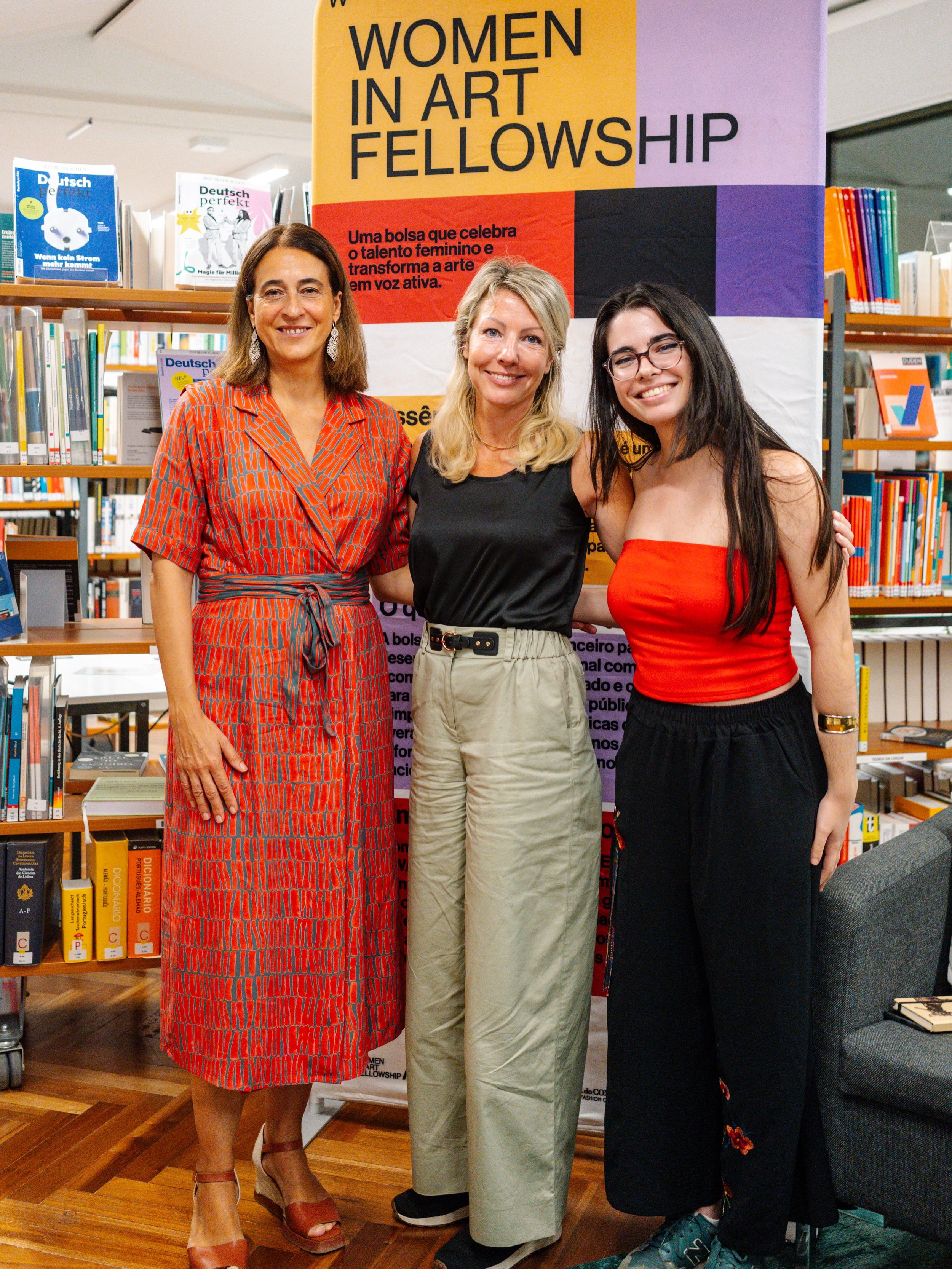 Ontem, a Biblioteca do @goetheinstitut_portugal encheu-se para uma conversa sobre desigualdade, reconhecimento e o percurso das mulheres nas artes em Portugal.

Com @astridsauer , cofundadora da Women in Art Fellowship, @beatriz_narciso_ artista e ve