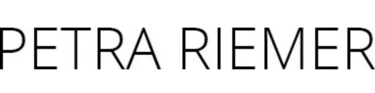 Der Name 'PETRA RIEMER' in schwarzer Schrift auf weißem Hintergrund.
