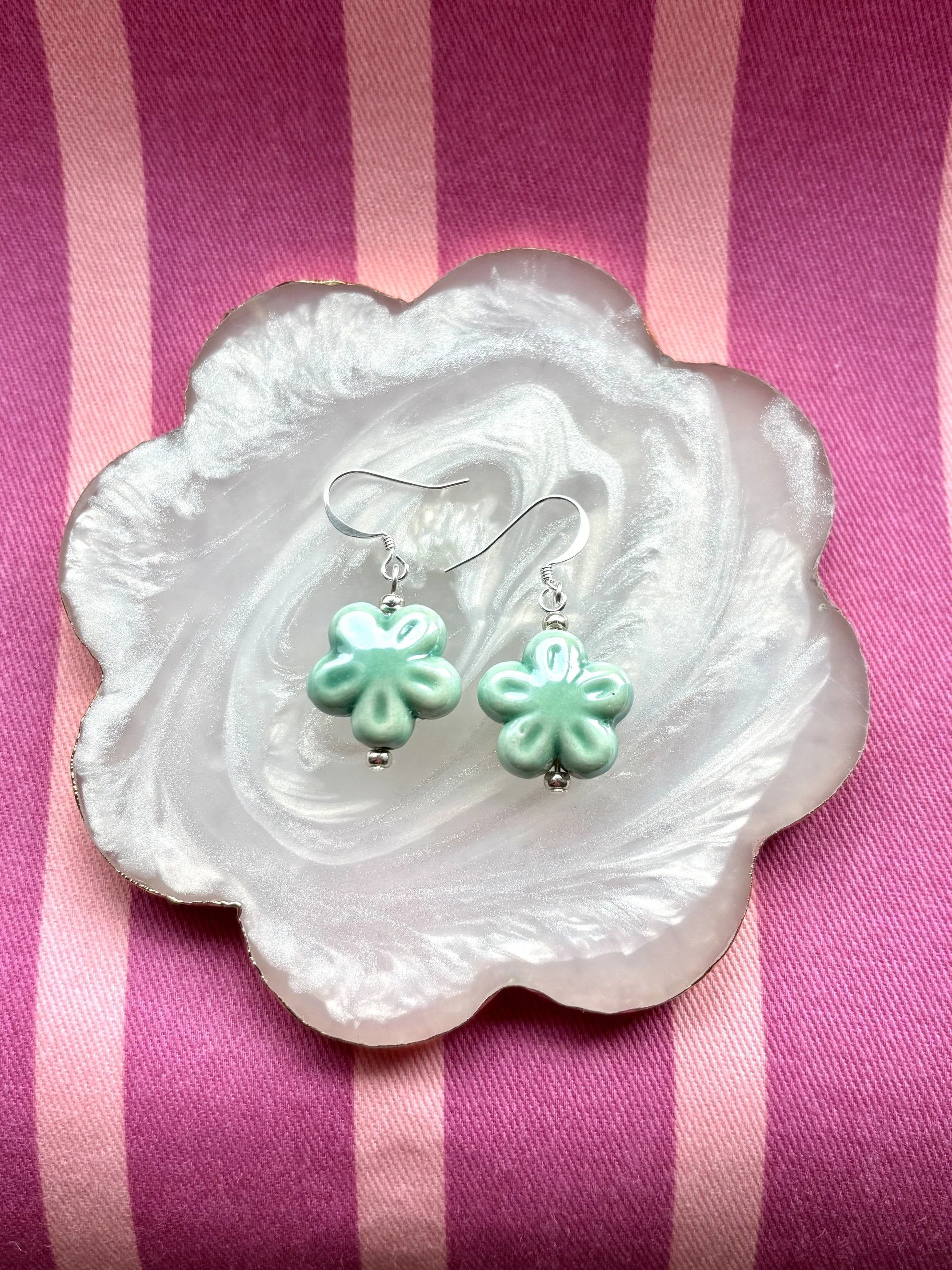 Porcelain Daisy Earrings - In Mint