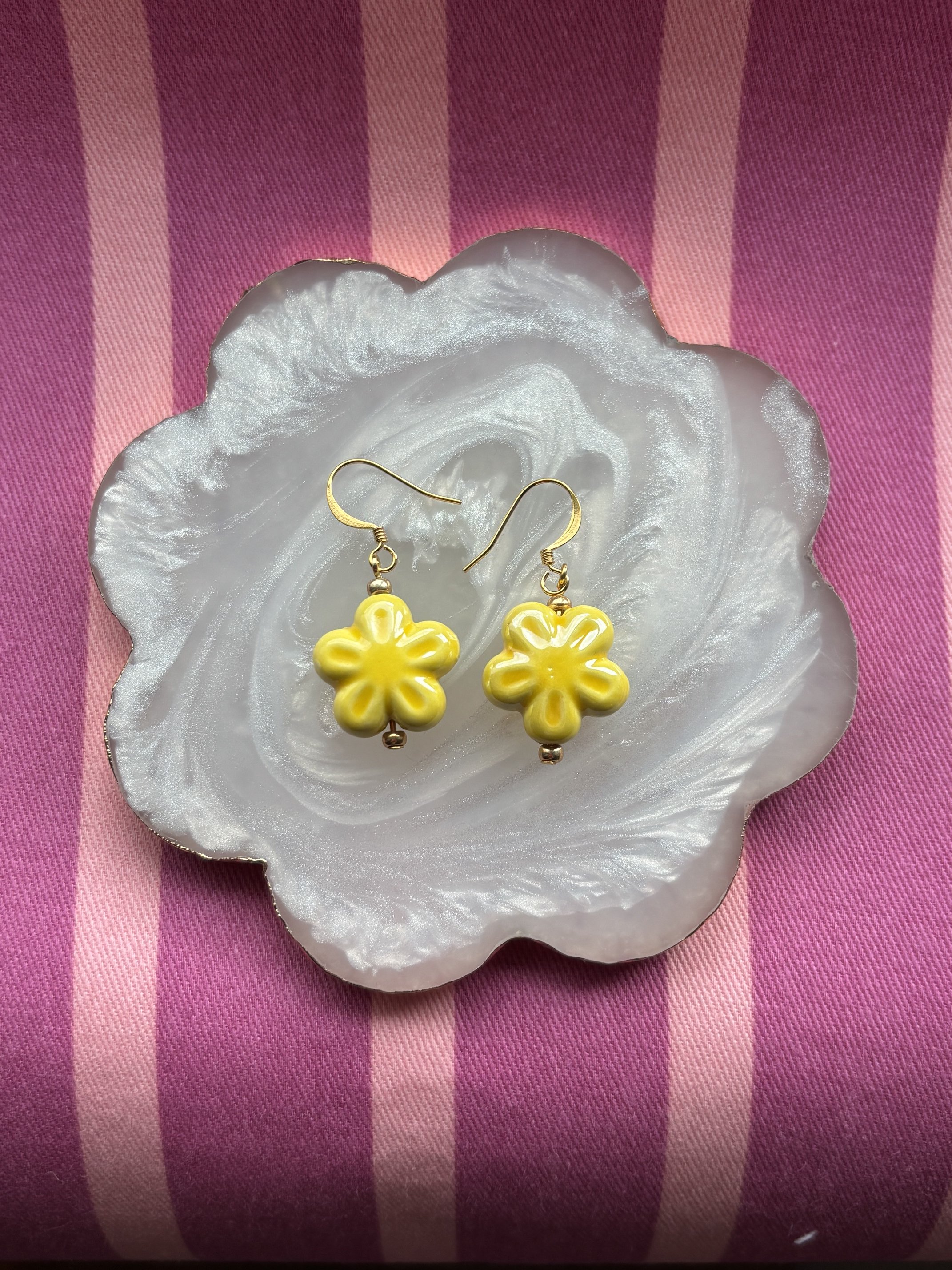 Porcelain Daisy Earrings - In Yellow