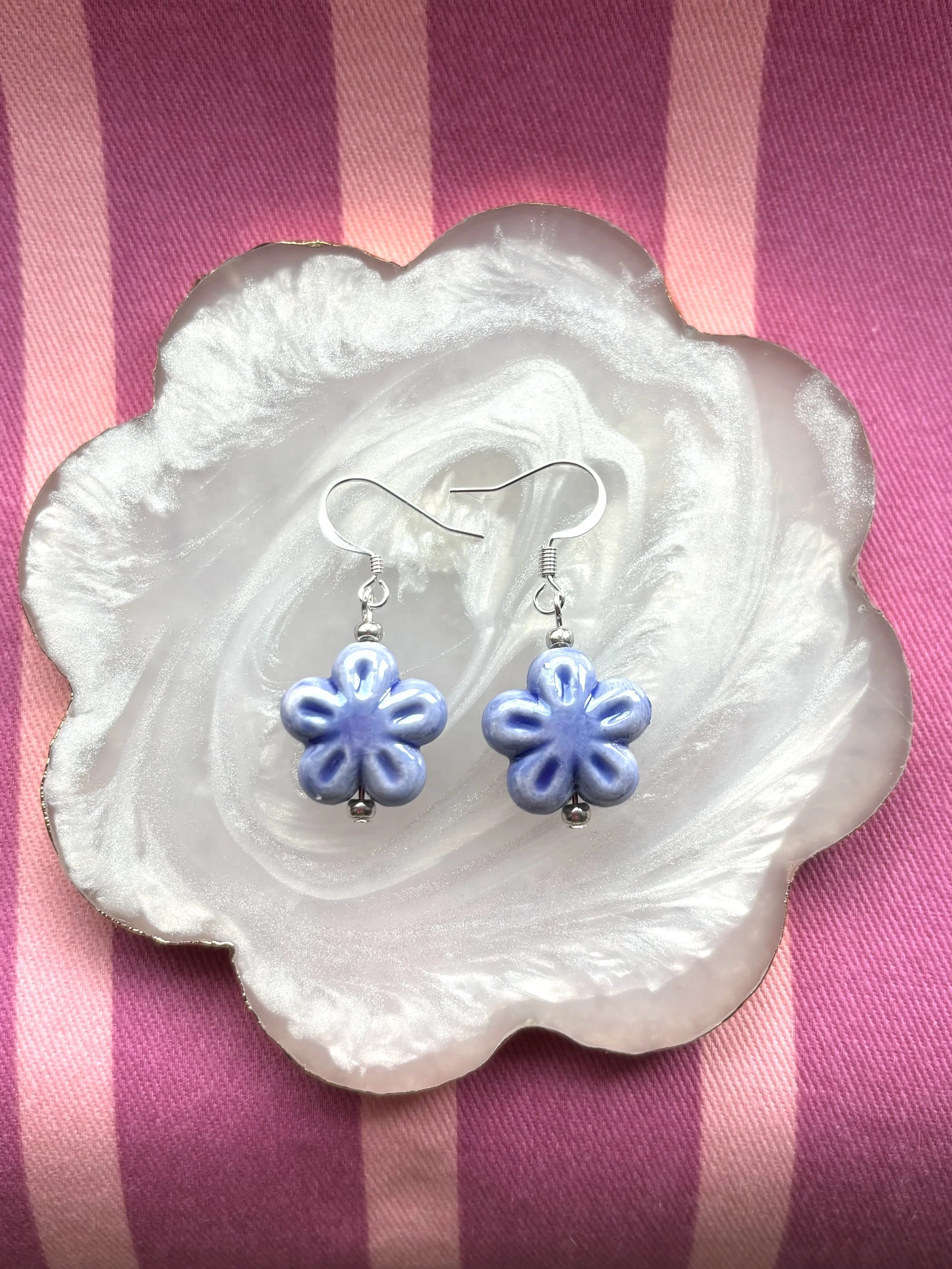 Porcelain Daisy Earrings - In Blue