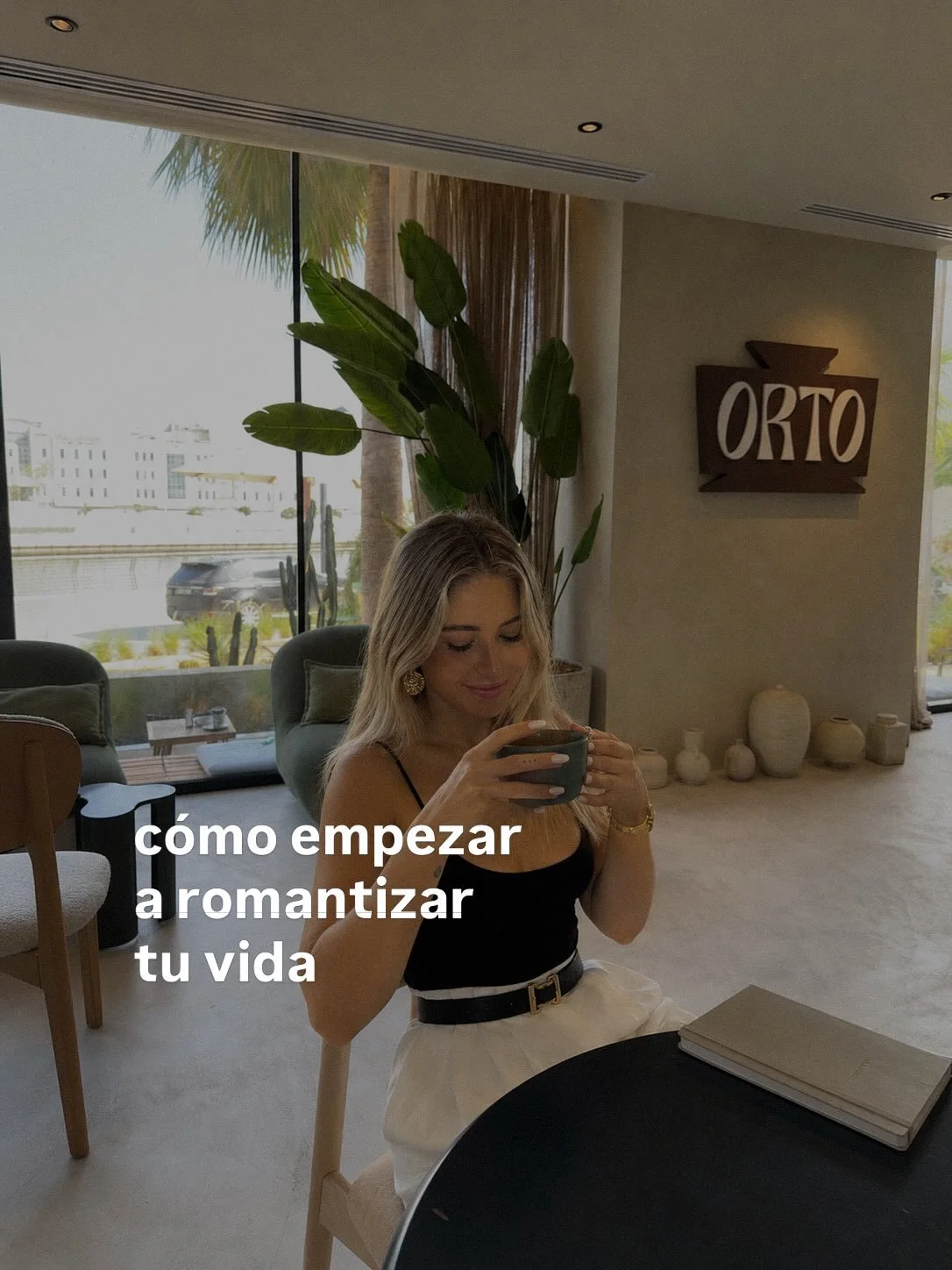 c&oacute;mo empezar a romantizar tu vida 🤍✨🧚🏼&zwj;♀️

Y si, el lugar de la foto se llama orto literal jajajaja es un caf&eacute; en Dubai que ME ENCANTA 😂

Comenta &lsquo;PODCAST&rsquo; para recibir mi lista de episodios favoritos gratis 🎧

#amo