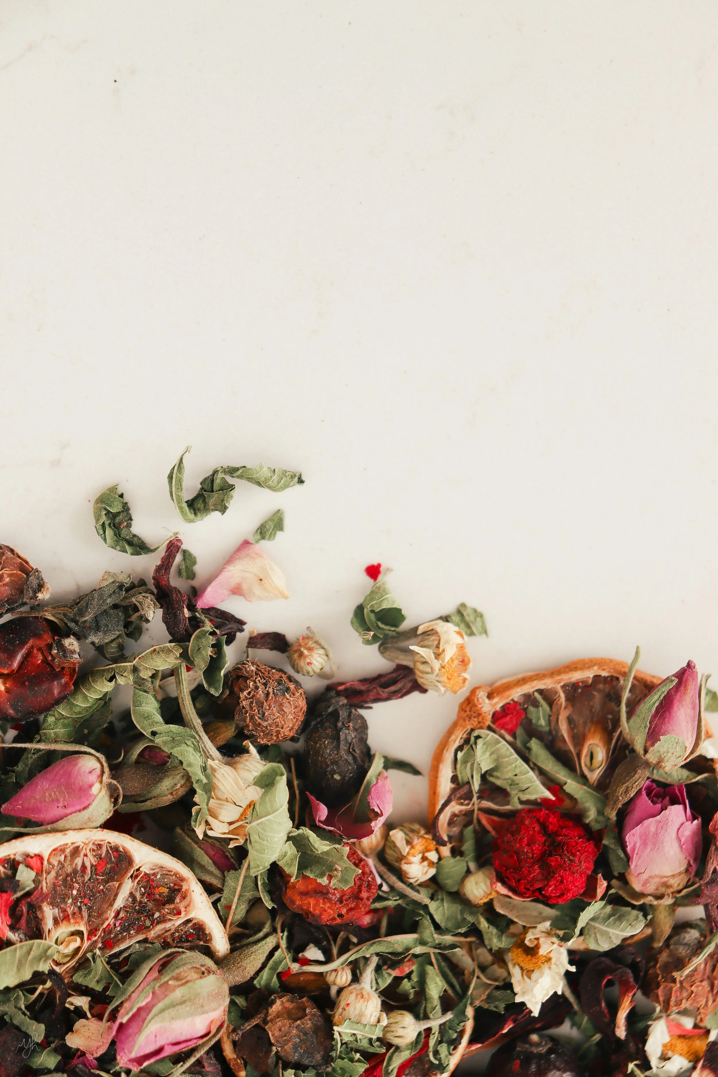 Mélange de plantes, fleurs séchées, de feuilles et d'épices. Outils de naturopathie : Phytologie, aromatologie, gemmothérapie.