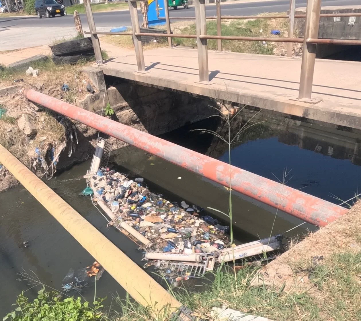 Stopping waste from reaching the ocean in Dar es Salaam! @wastefreeoceans #plasticfree #rivertrap