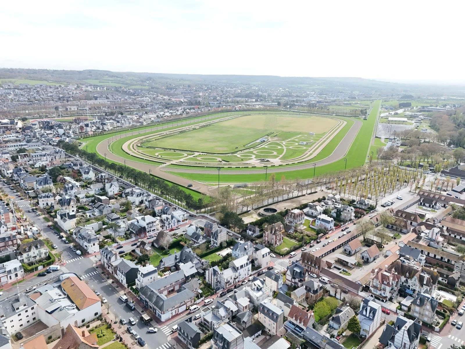 Charpentier d'Oranssi utilisant une scie à banc