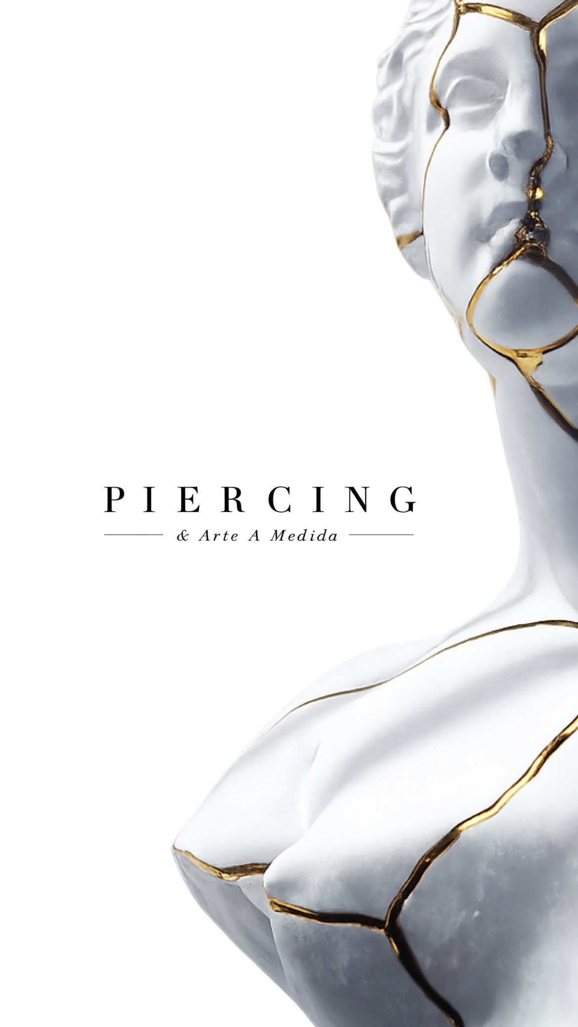 Un cartel con un diseño elegante que dice "Piercing y Arte A Medida" sobre un fondo blanco con una escultura de cerámica blanca con detalles dorados en forma de cabeza humana.
