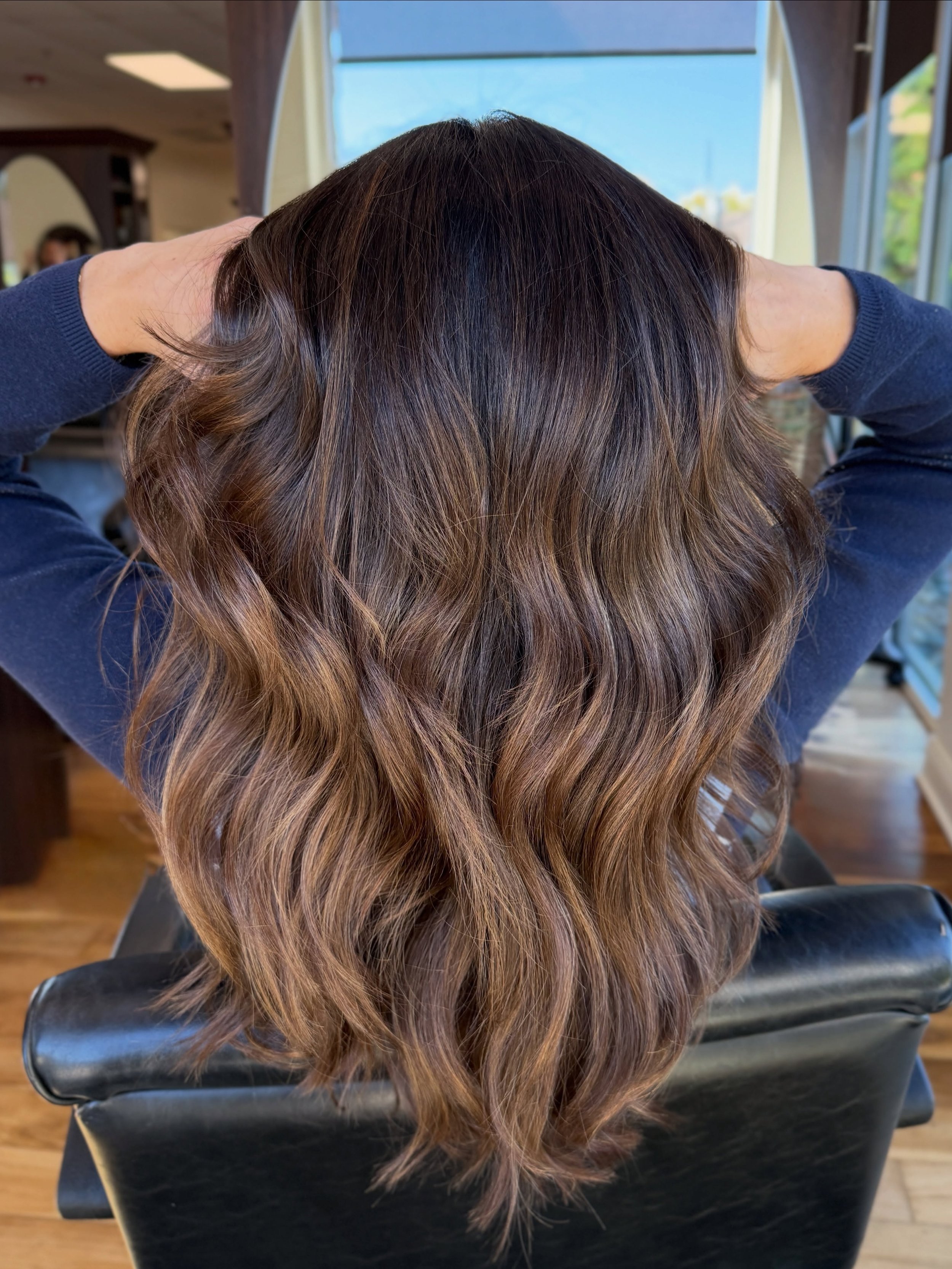 A little lighter, a lot richer 🤎 Chocolate brown foilyage for fall🍂

Color and cut done by @jess.prestige