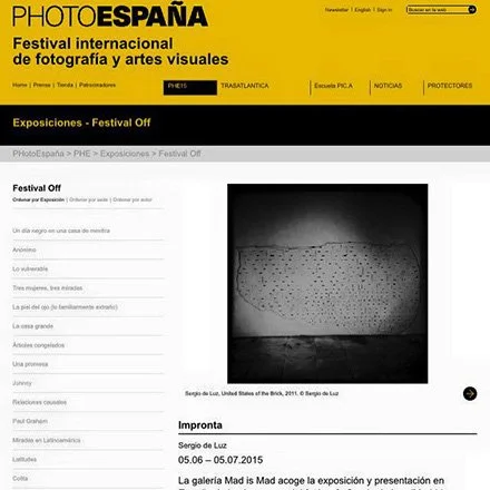 Screenshot of a webpage in Spanish about the Festival Off at Photo España, with a black and white image of a textured wall and a list of exhibition titles.