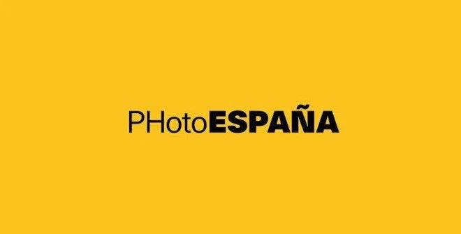 Yellow background with black text reading 'Photo ESPAÑA' in the center.