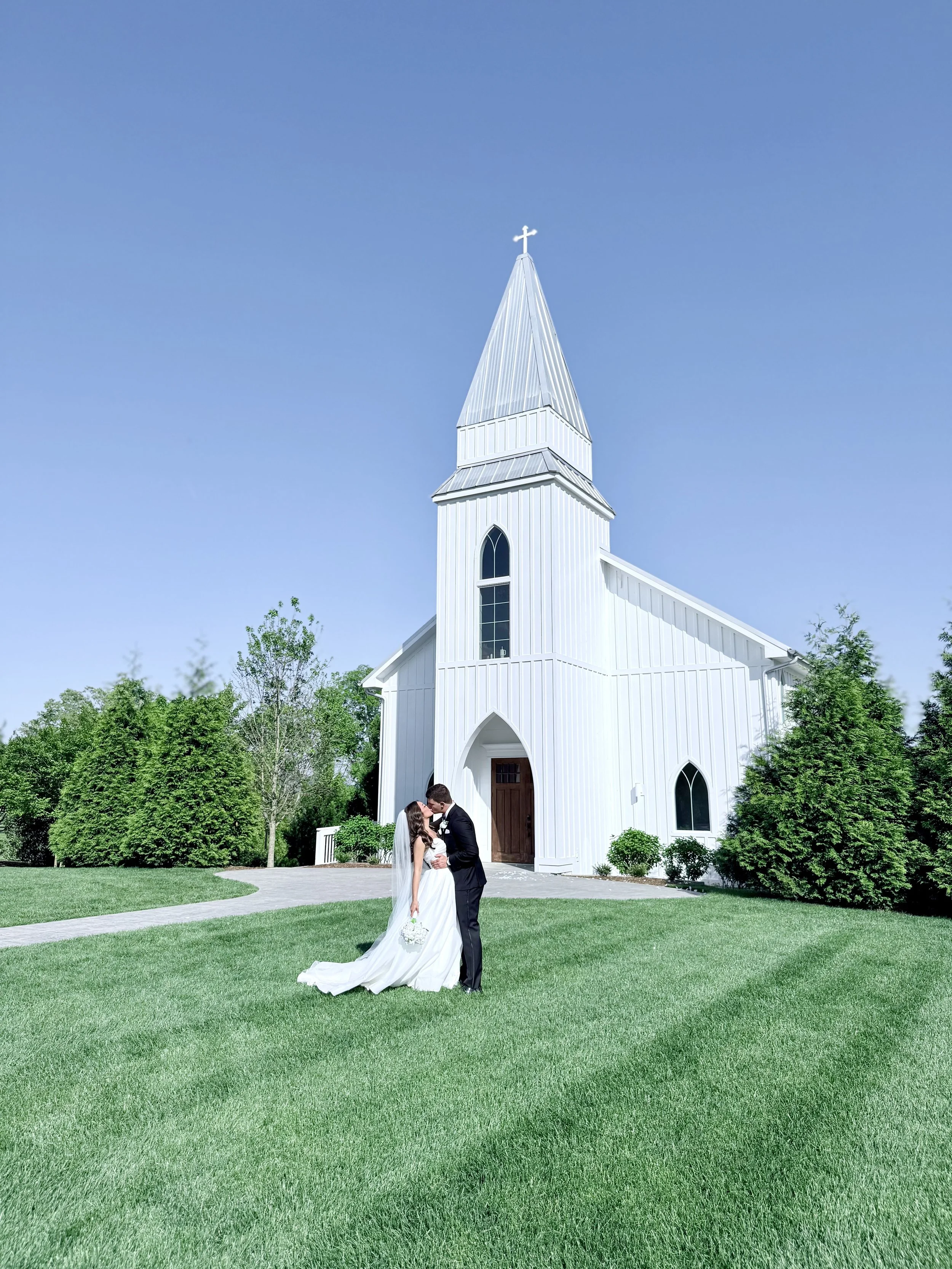 bride and groom in Tennessee pose for wedding content creator