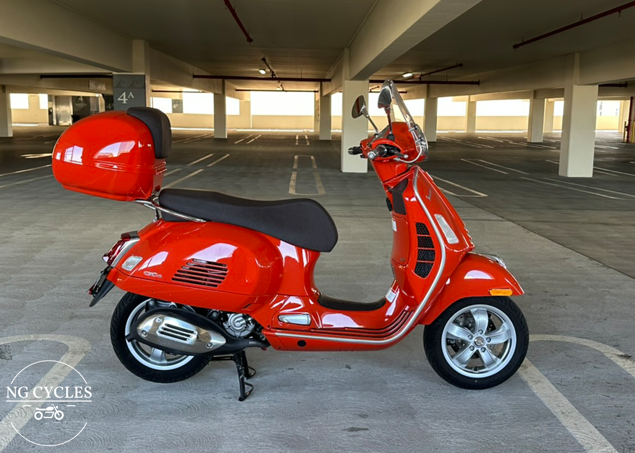 2022 Vespa 300 GTS Sport - Watermarked.png