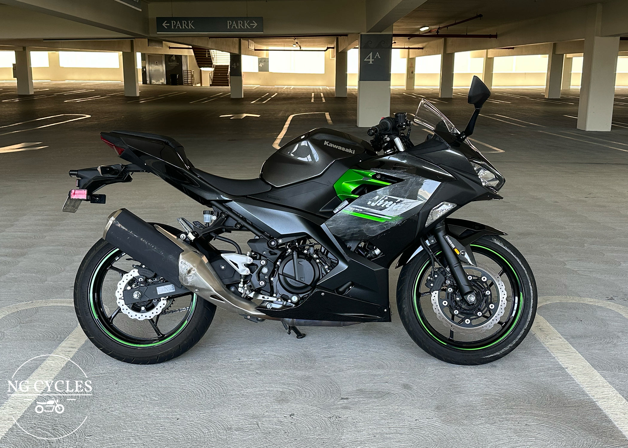 2023 Kawasaki Ninja 400 Green_Black - Watermerked.png