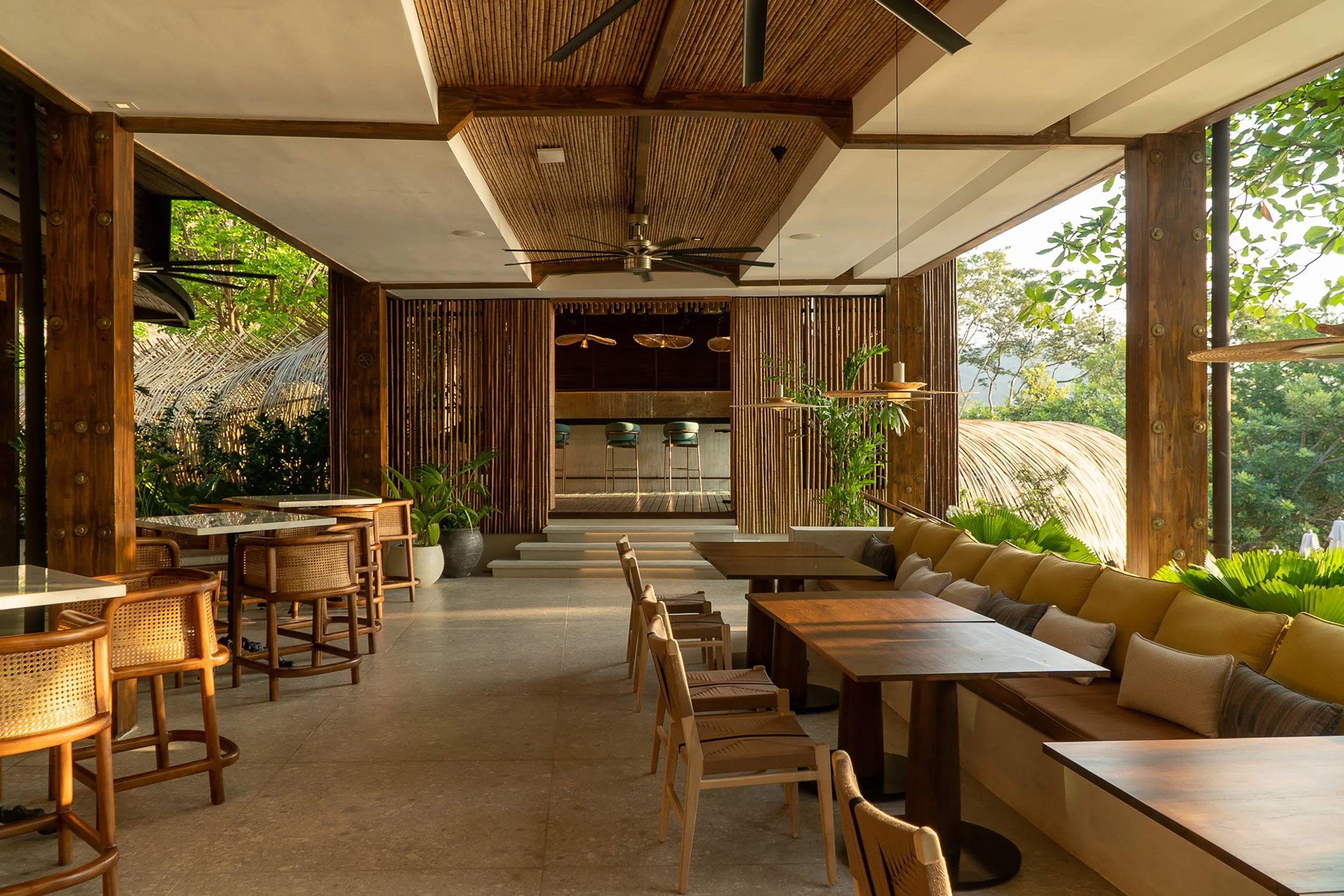 LIRAZ-Ostra-rest-interior-Bar-front-view.jpg