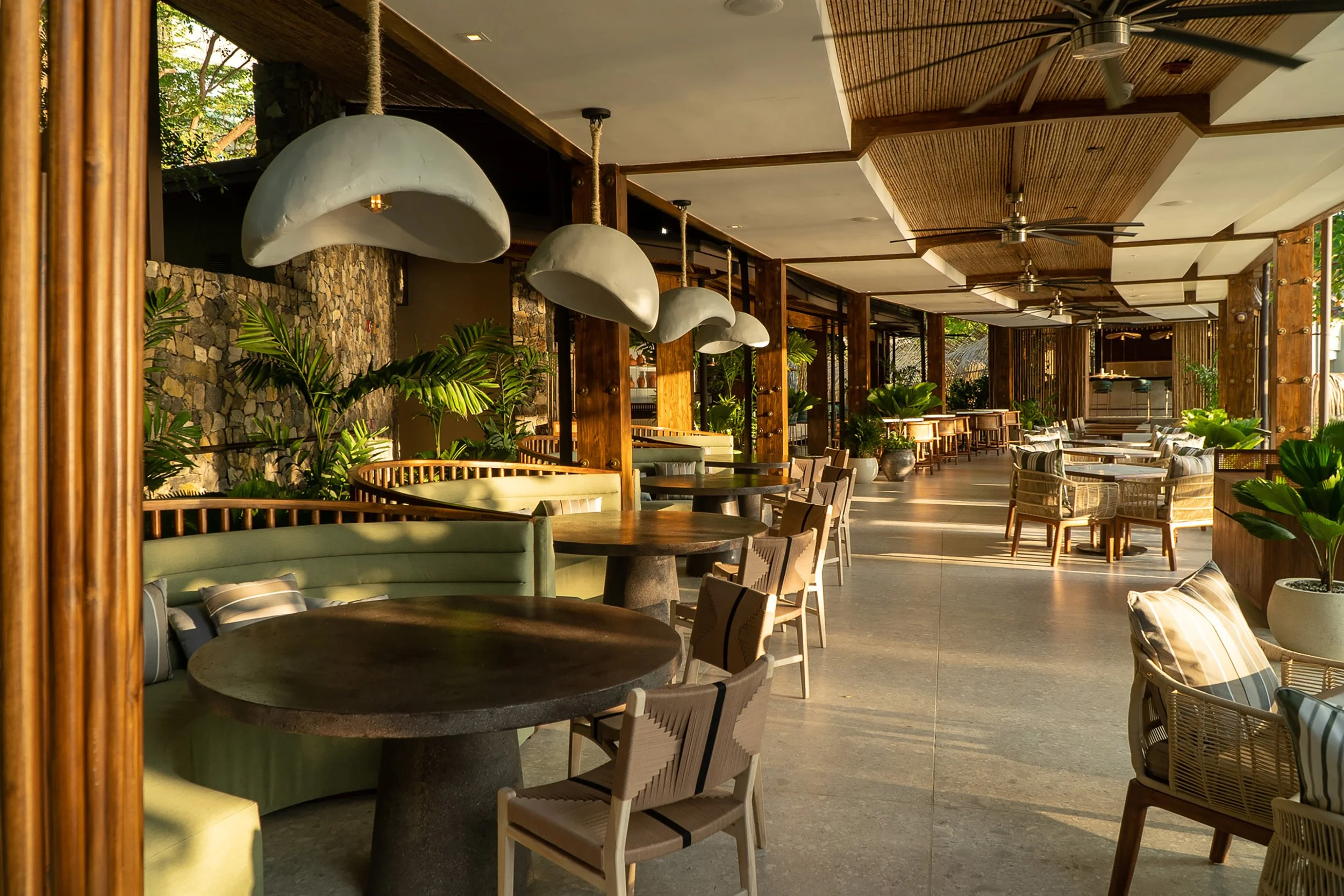 LIRAZ-Ostra-rest-dark-tables.jpg
