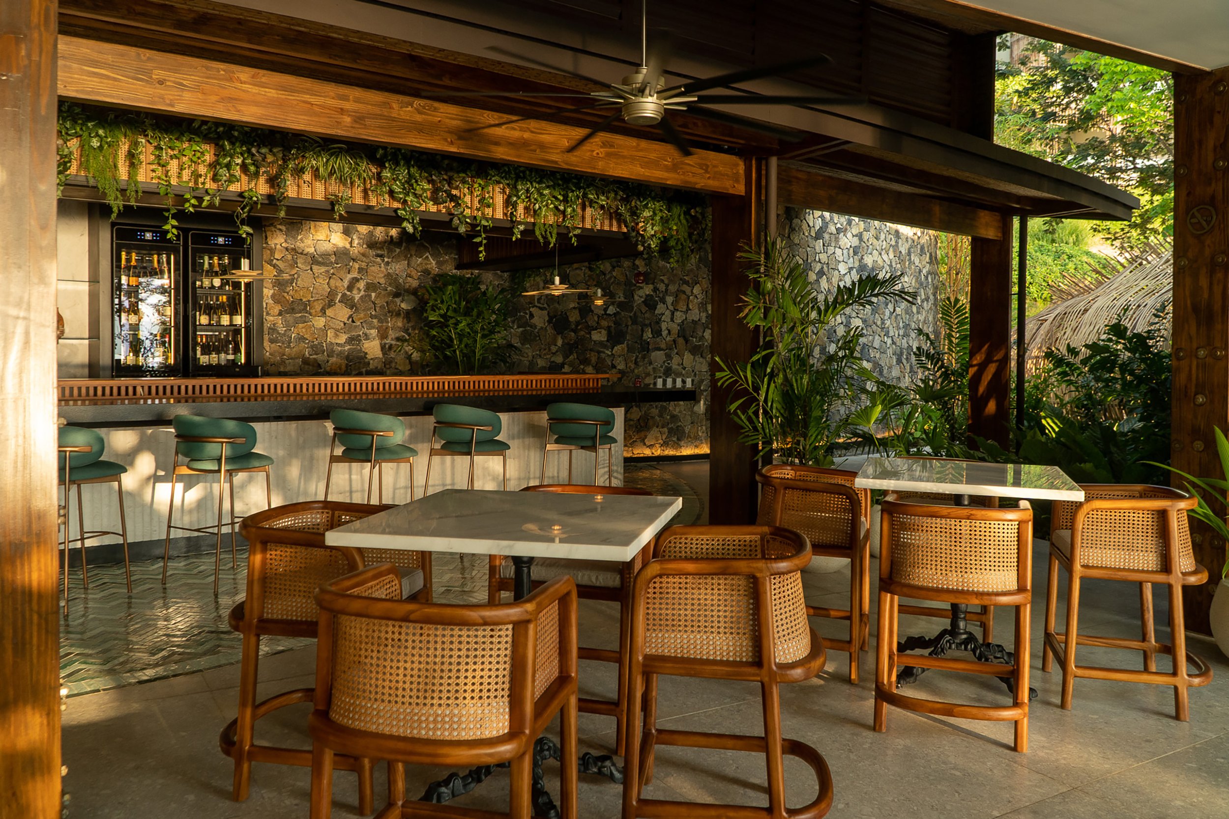 LIRAZ-Ostra-rest-rawbar-side-view.jpg