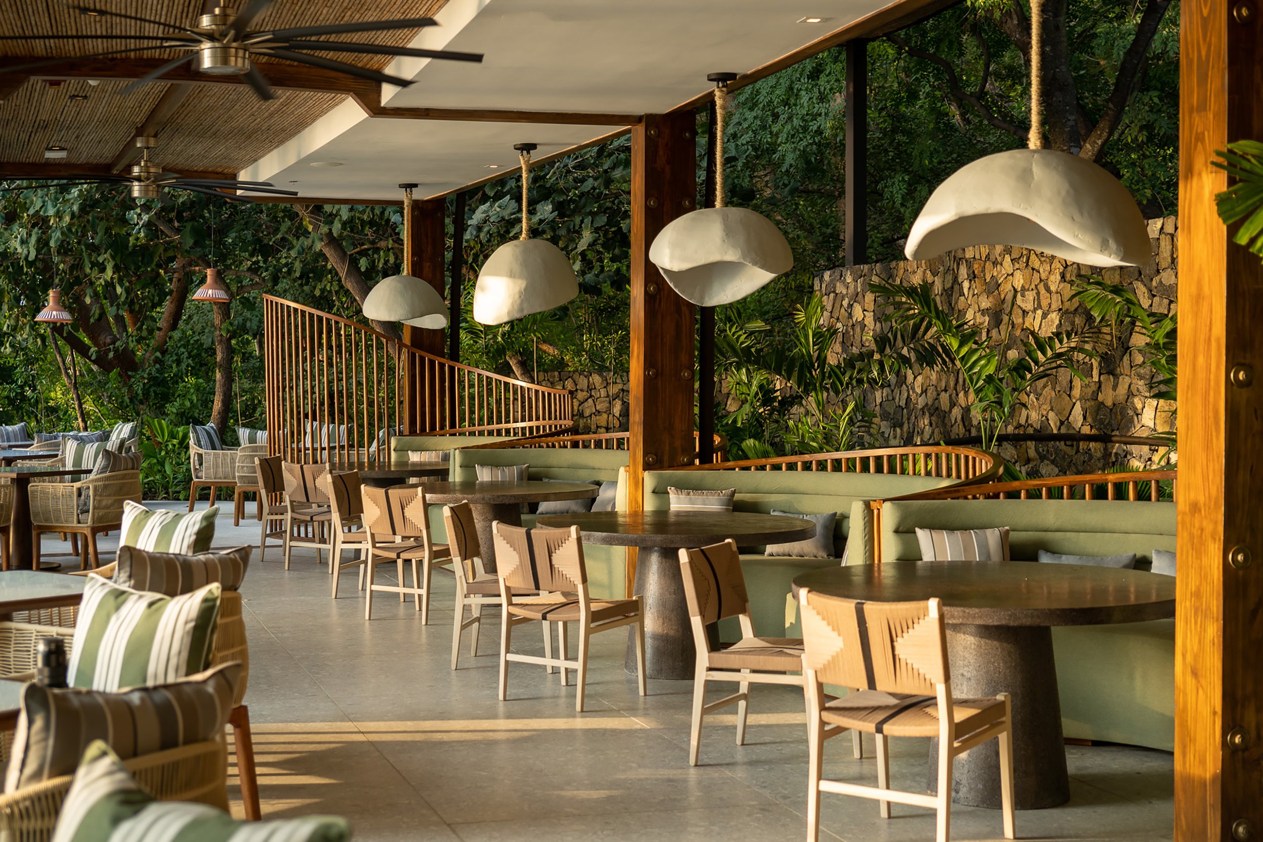 LIRAZ-Ostra-rest-interior-green-tables.jpg