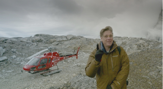 Peter Lund Madsen foran helikopter