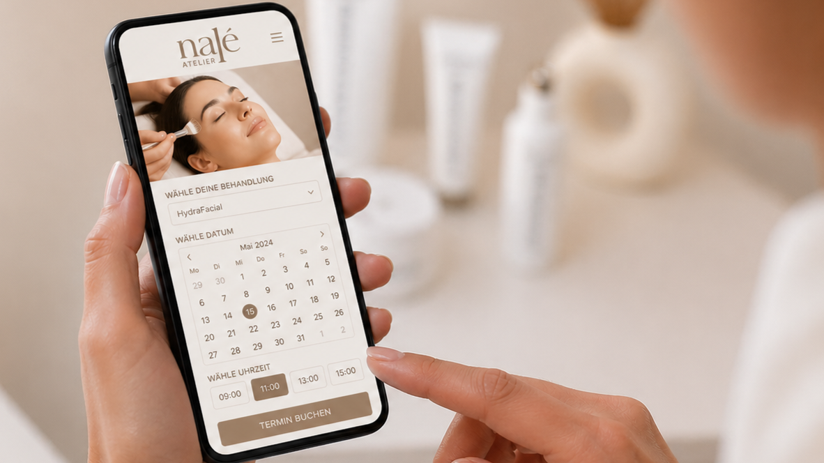 Smartphone zeigt eine Terminbuchungsseite für ein Schönheitsstudio mit einem Bild von einer Frau bei einer Gesichtsmassage, Datumsauswahl im Mai 2024 und Zeiteinstellungen.