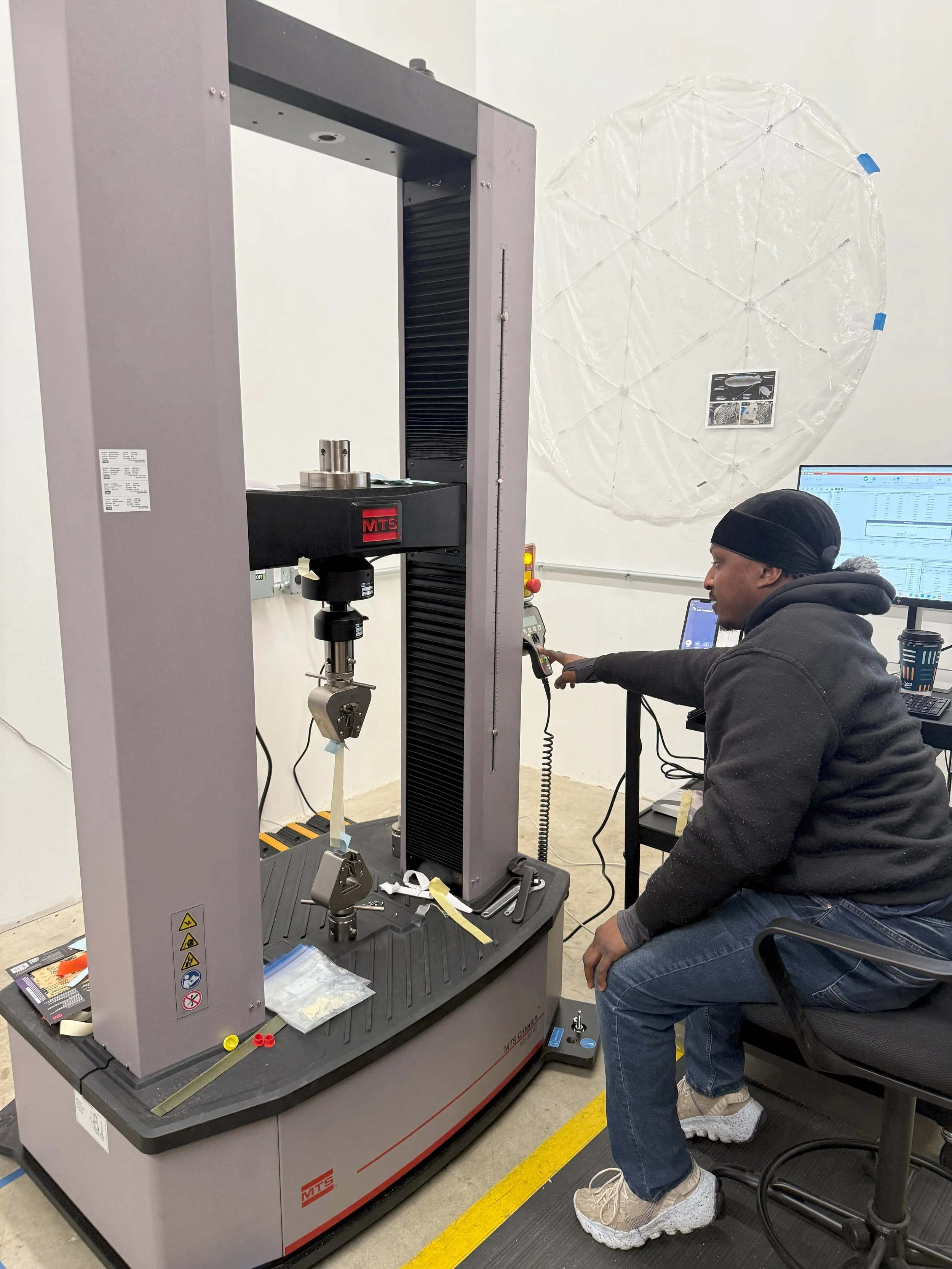 A universal testing machine to characterize and evaluate materials and products. 