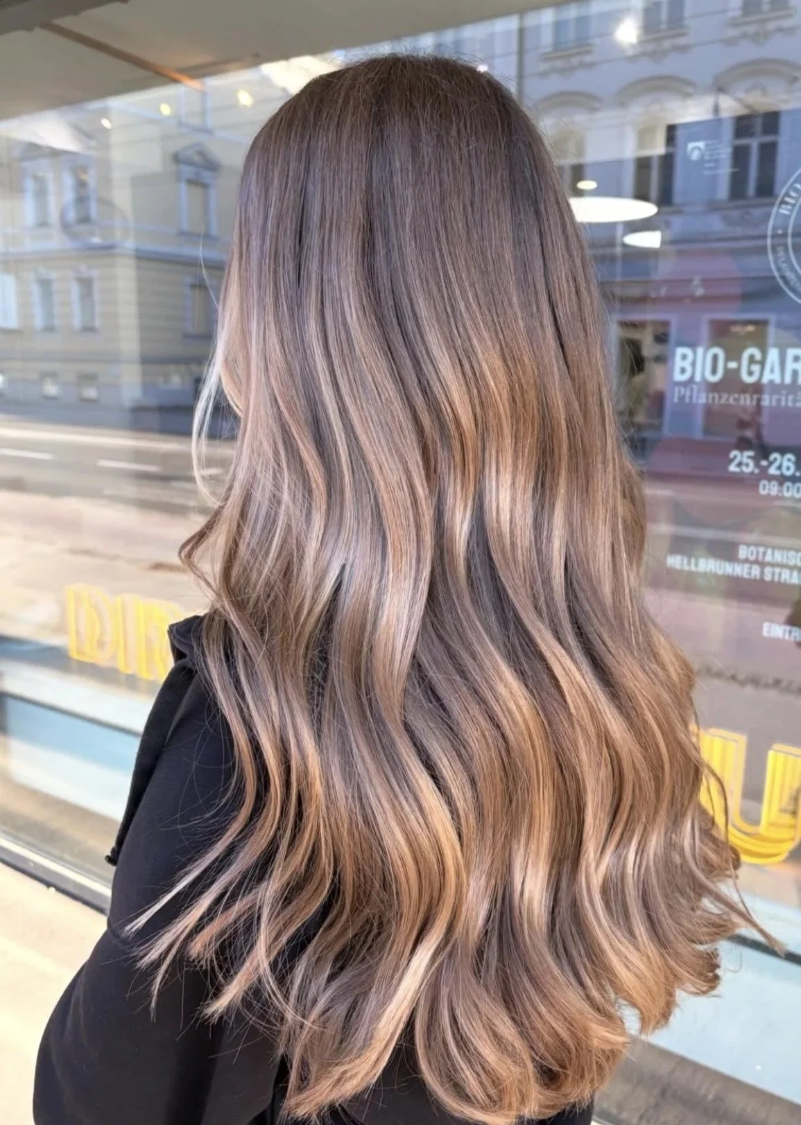Balayage mit hellbraunen und blonden Strähnen in gewelltem langem Haar