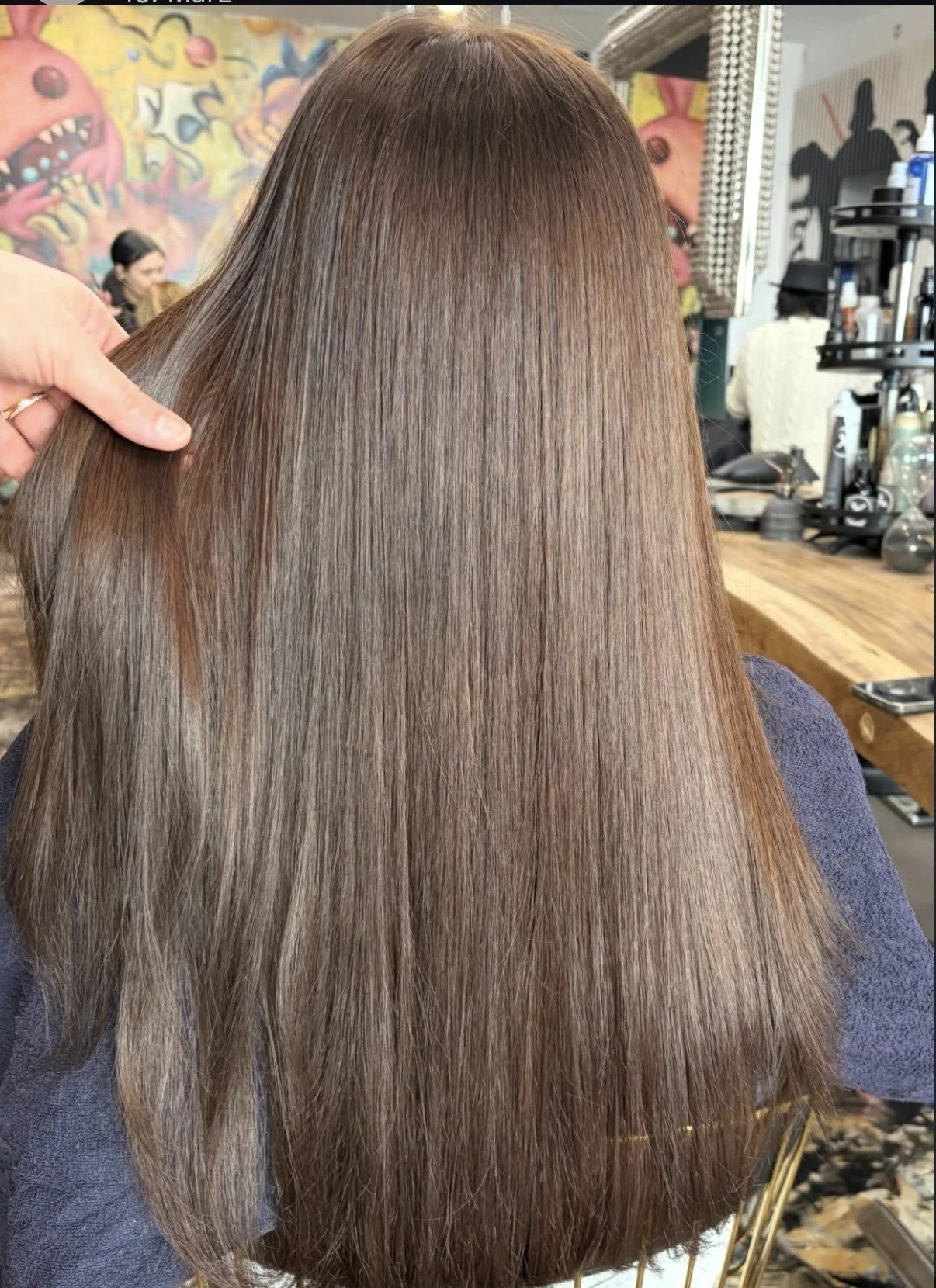 Glänzendes, glattes braunes Haar nach Glossing-Behandlung im Friseursalon in Salzburg