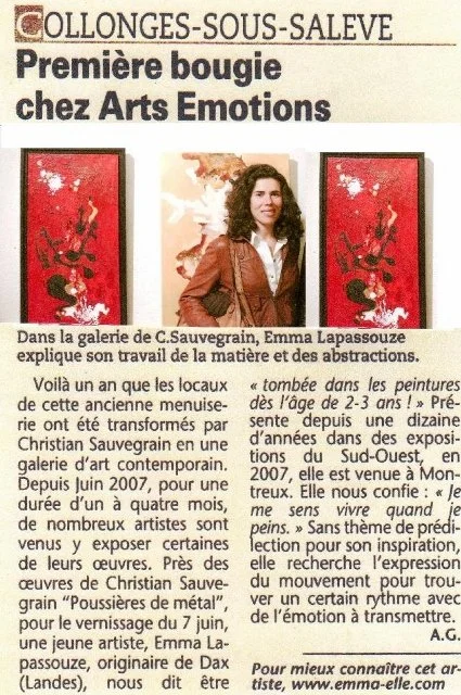 Article de journal sur l'exposition de Emma Lapassouze à la galerie Arts Emotions, avec photo d'elle entre deux peintures