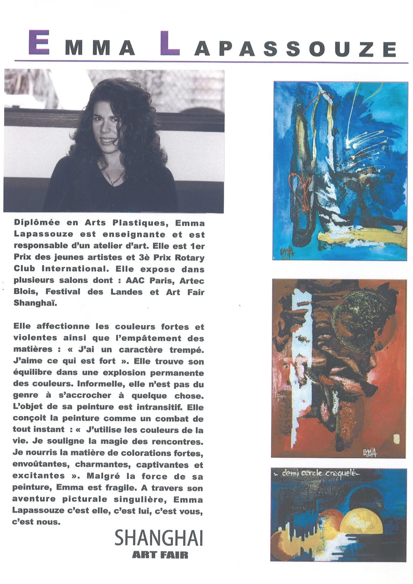 Page de présentation de l'artiste Emma Lapassouze avec une photo en noir et blanc d'elle, suivi de deux œuvres d'art colorées. Description de son parcours, ses influences et son style artistique, notamment ses couleurs vives, son expression de fortes