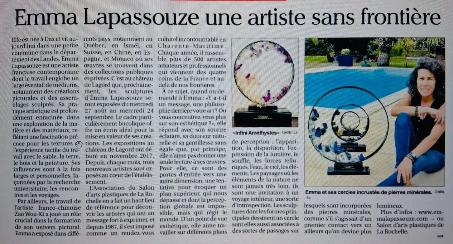 Article de journal avec deux images : une lampadaire en verre décoré de fleurs et un portrait d'une femme assise à côté de cercles incrustés de pierres minérales, nommée Emma.