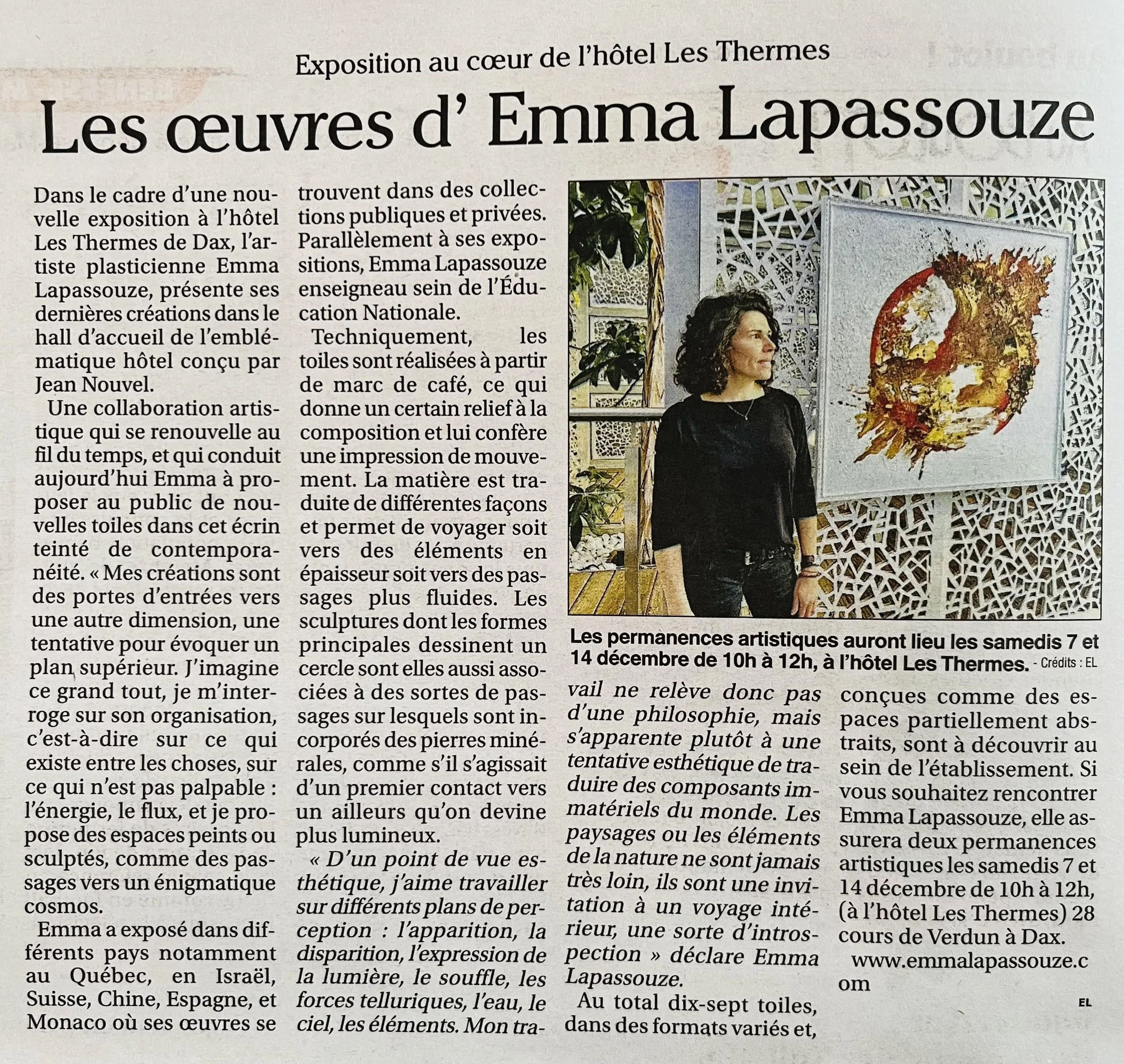 Photographie d'une femme regardant une œuvre d’art abstraite lors d'une exposition. L'œuvre est une composition colorée en relief entourée d'un cadre blanc. L'arrière-plan montre un mur pertinemment décoré et un espace d'exposition.