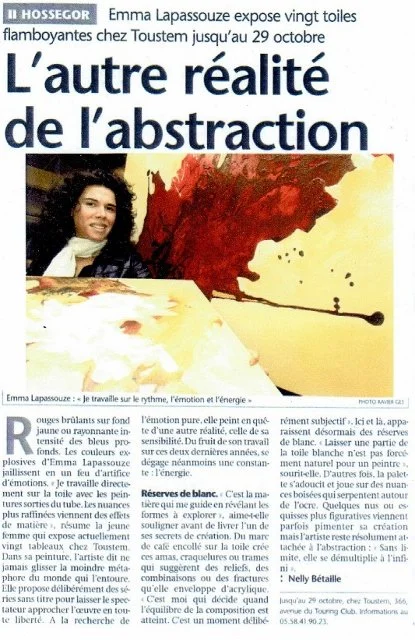 Couverture d'un magazine avec une photo d'Emma Lapassouze à gauche et une peinture abstraite colorée à droite, avec un titre en gros caractères : "L'autre réalité de l'abstraction".
