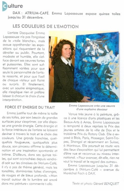 Photographie d'une femme devant une œuvre d'art abstraite en bleu, dans une exposition ou un espace d'art