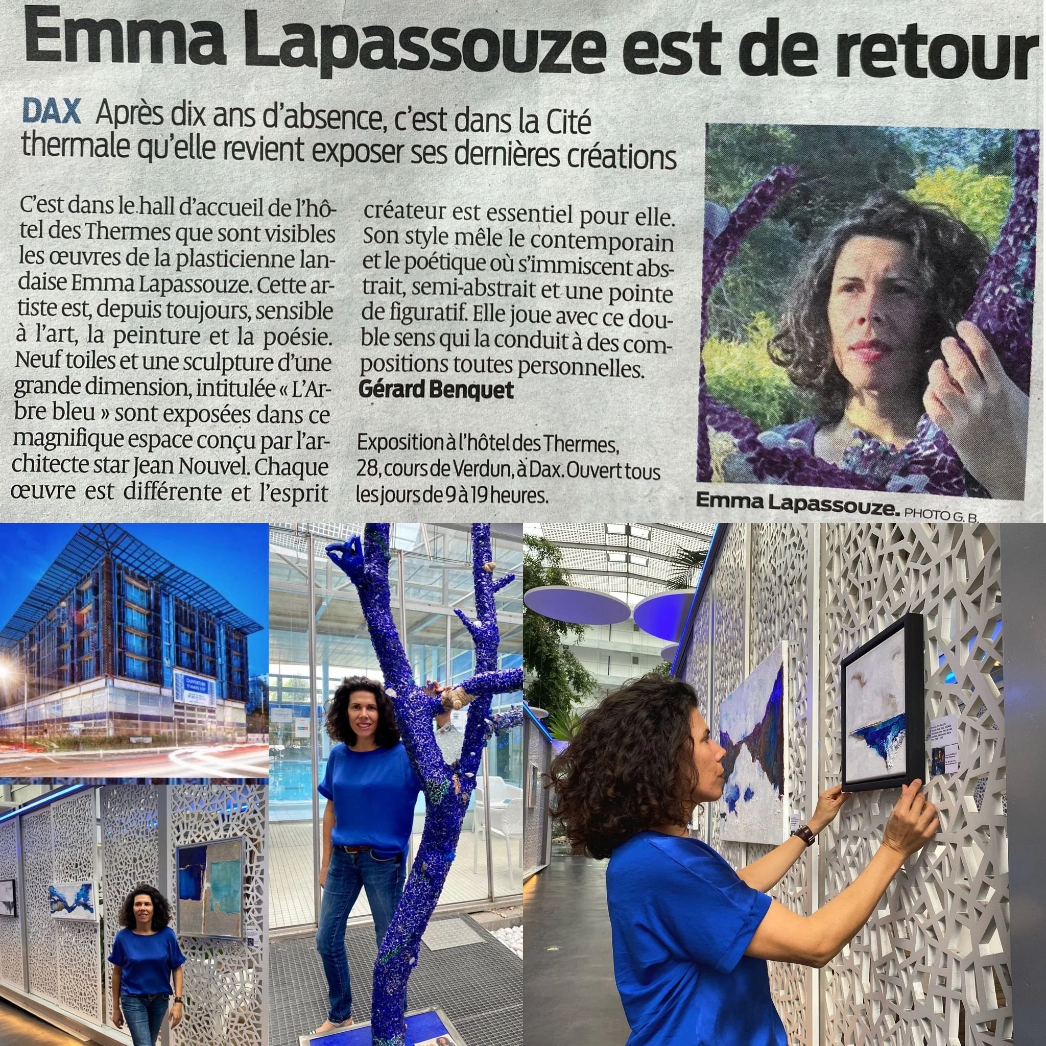 Deux femmes en bleu, dans un centre commercial, prennent des photos d'une sculpture de famille avec un cadre en forme de cœur, entourée de décorations violettes et de graphiques modernes.