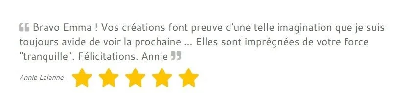 Citation en français avec des étoiles dorées en dessous.