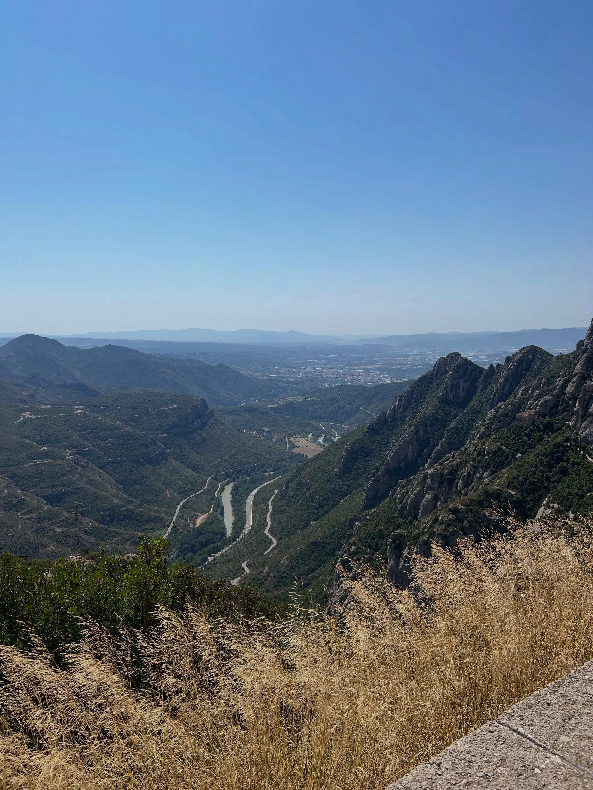 up to the top of monserrat ⛰️🍷