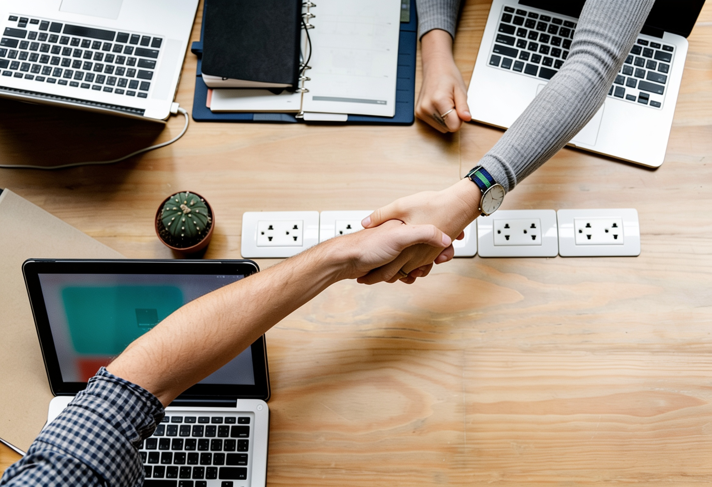 Notre offre de papeterie professionnelle couvre les essentiels du bureau : écriture, classement, découpe, adhésifs, organisation et accessoires.