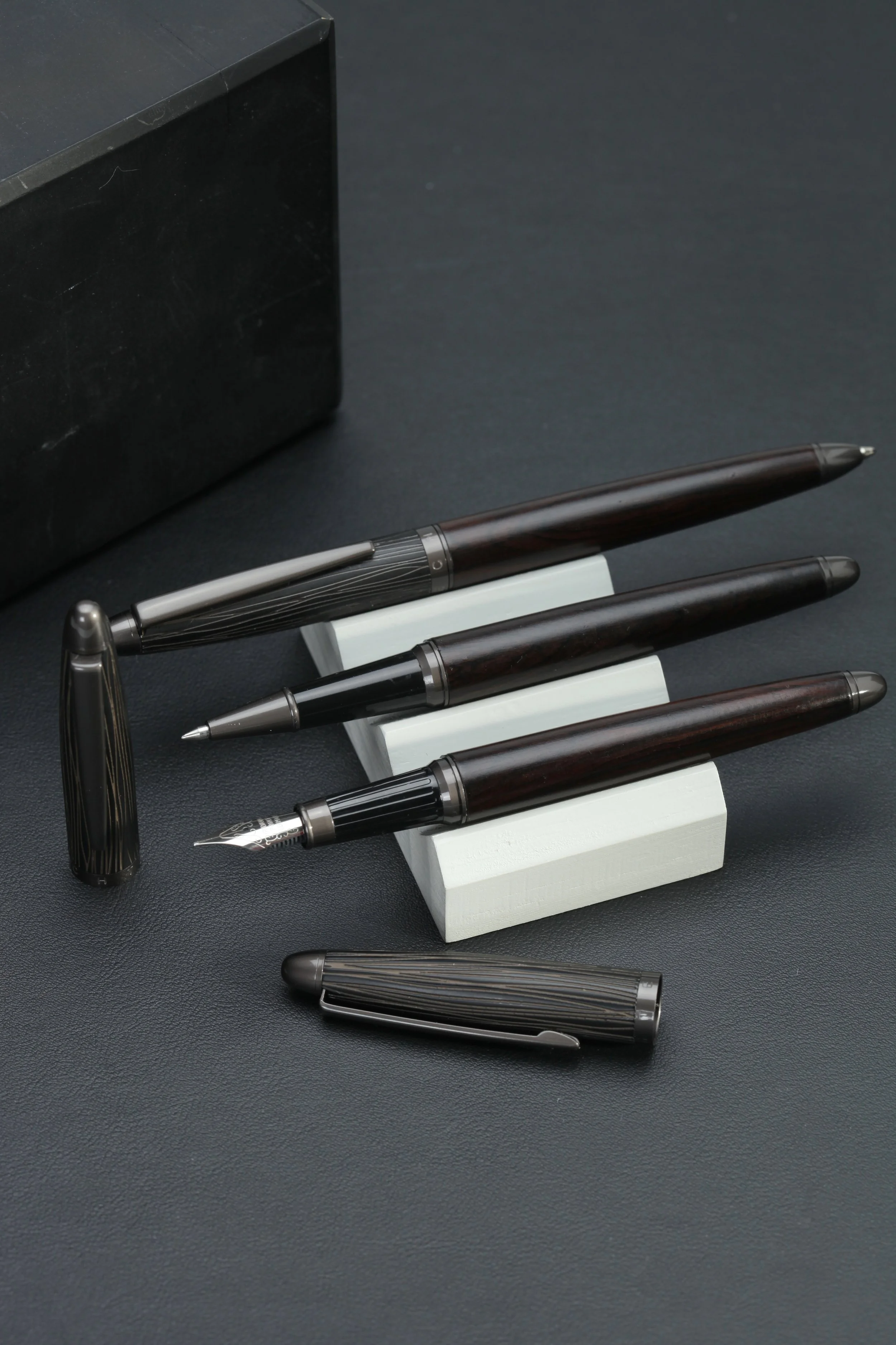 Carpentras Sign accompagne les professionnels avec une offre complète d’instruments d’écriture fine, du stylo accessible aux modèles haut de gamme, réunissant marques propres et grandes maisons internationales.