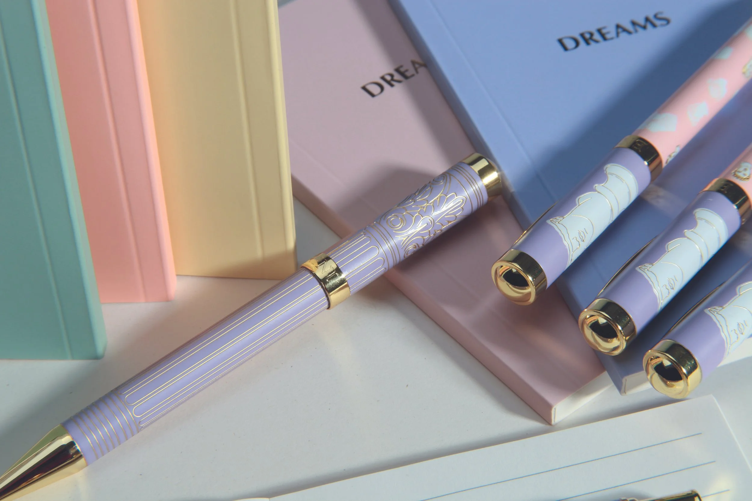 Carpentras Sign accompagne les professionnels avec une offre complète d’instruments d’écriture fine, du stylo accessible aux modèles haut de gamme, réunissant marques propres et grandes maisons internationales.