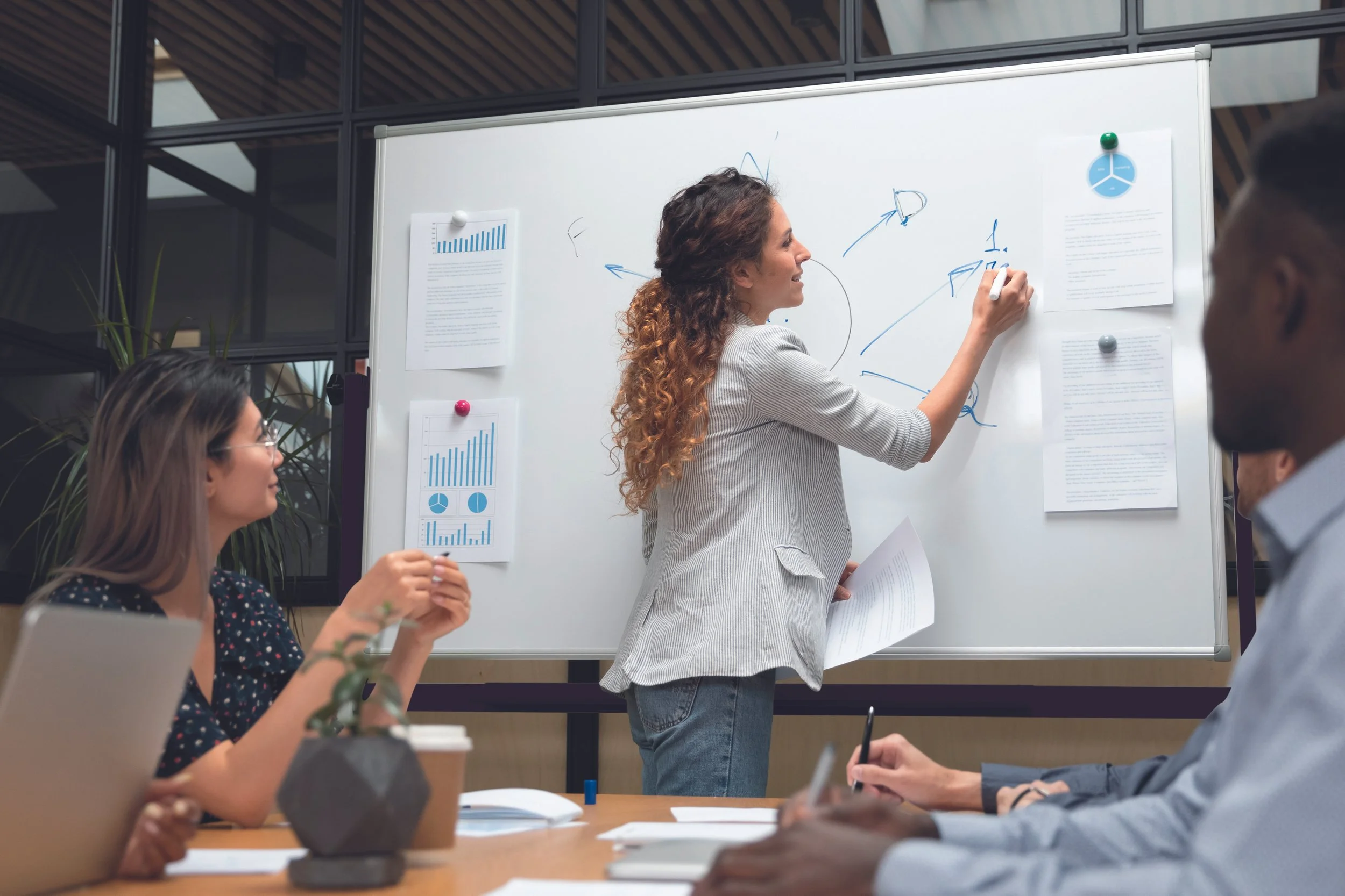 Notre offre de papeterie professionnelle couvre les essentiels du bureau : écriture, classement, découpe, adhésifs, organisation et accessoires.