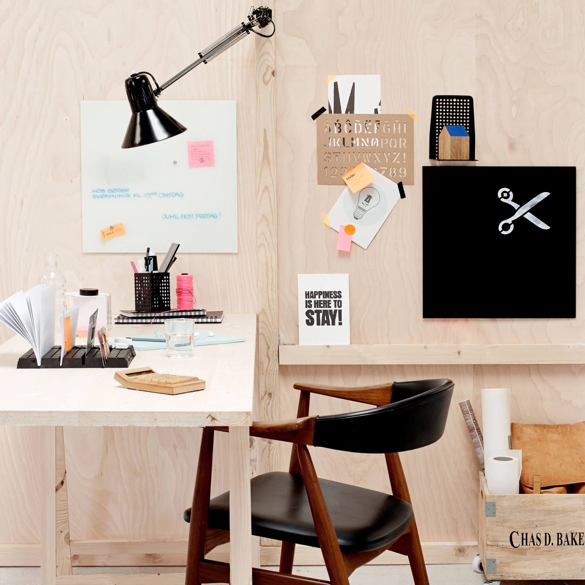 Notre offre de papeterie professionnelle couvre les essentiels du bureau : écriture, classement, découpe, adhésifs, organisation et accessoires.