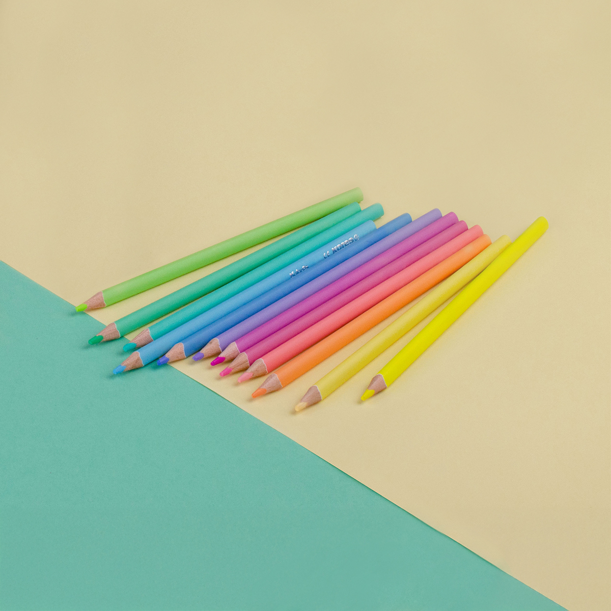 Notre gamme de fournitures scolaires réunit les essentiels de l’écriture, du coloriage, du collage, du traçage, de la découpe et de nombreux accessoires pour accompagner les élèves tout au long de l’année.
