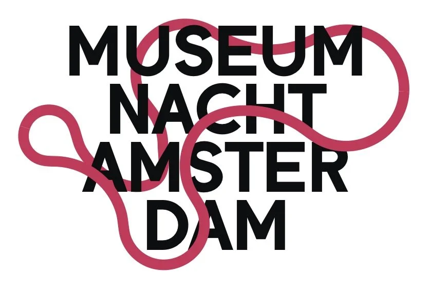 Logo van het Museum Nacht Amsterdam met zwarte tekst en een rode sjaal eromheen.