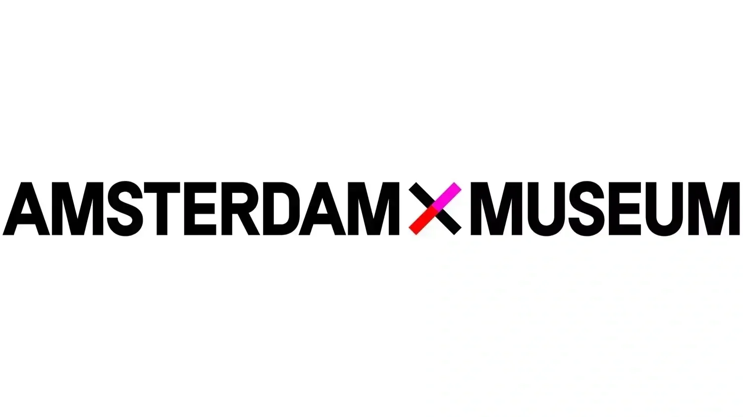Logo van het Amsterdam Museum met de woorden 'AMSTERDAM MUSEUM' in zwart, met een gekleurd kruis tussen 'AMSTERDAM' en 'MUSEUM'.
