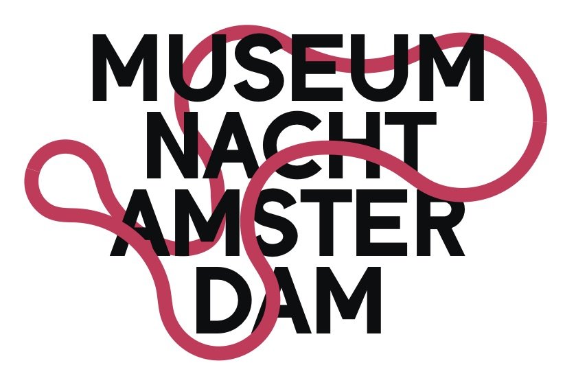 Logo van het Museumsnacht Amsterdam met zwarte tekst en een roze slingerachtige lijn erdoor.