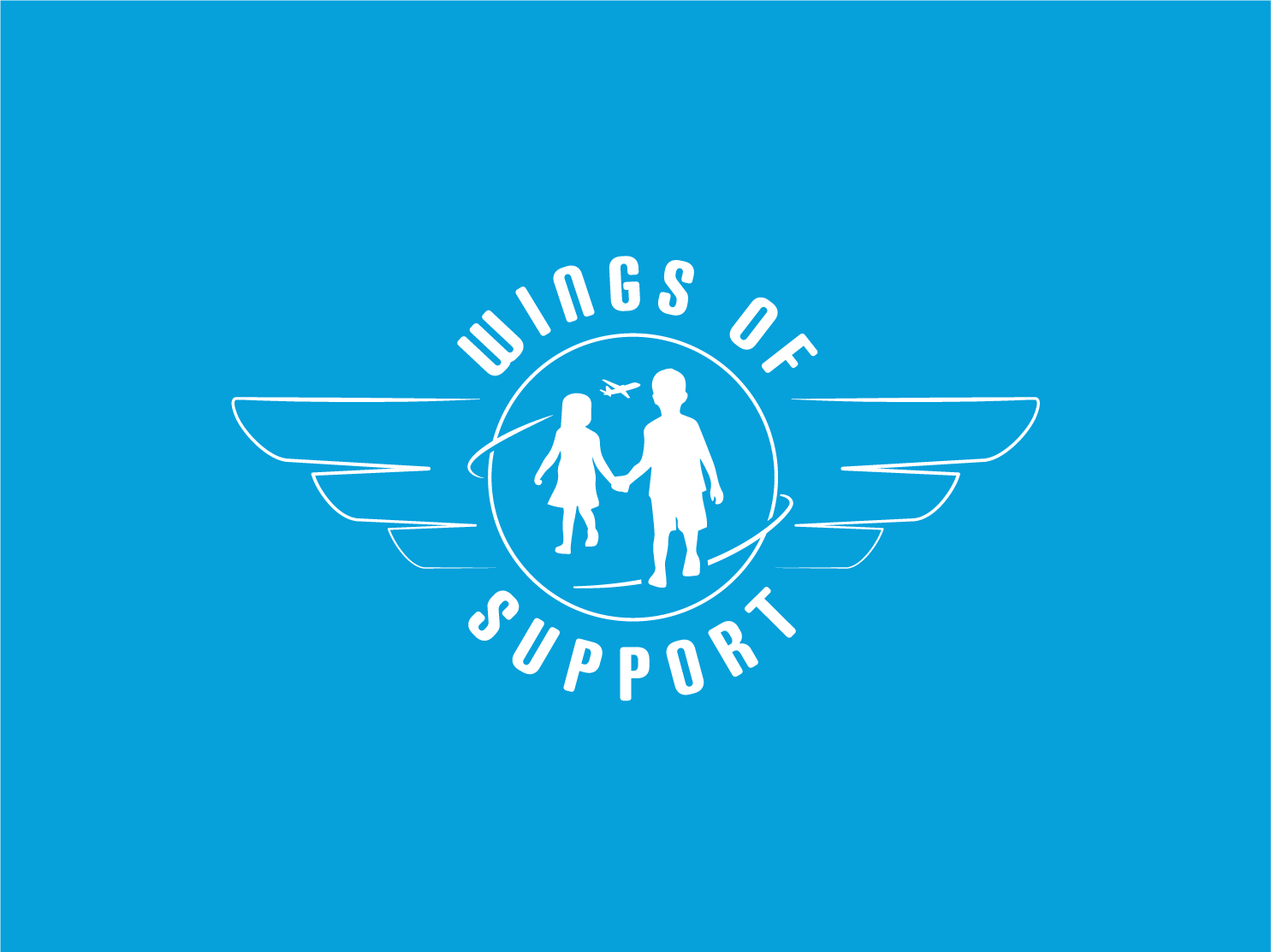 Logo met de tekst 'Wings of Support' en een afbeelding van een man en een kind die hand in hand lopen, met vleugels op de achtergrond en een vliegtuig erboven.